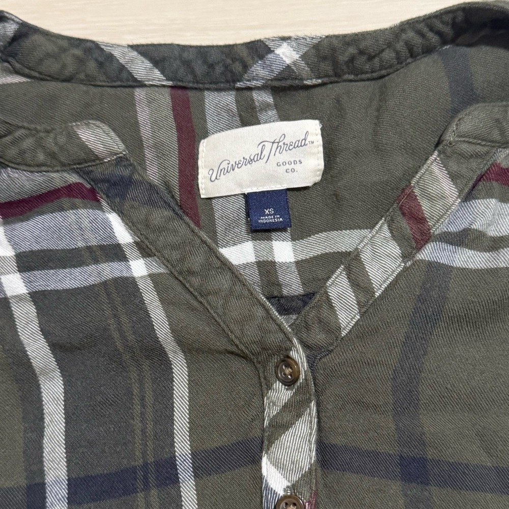 ✨Universal Thread Green Plaid Button Down Shirt - Picture 5 of 10
